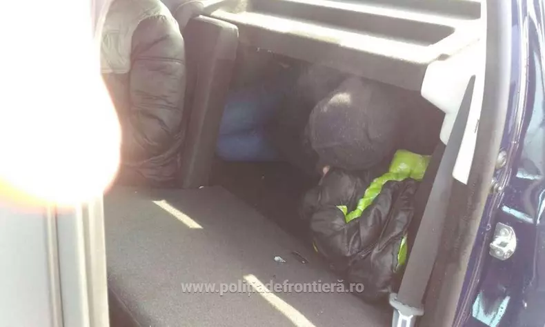 Doi migranți, găsiți într-o mașină încărcată pe platforma unui tren în Arad (3)
