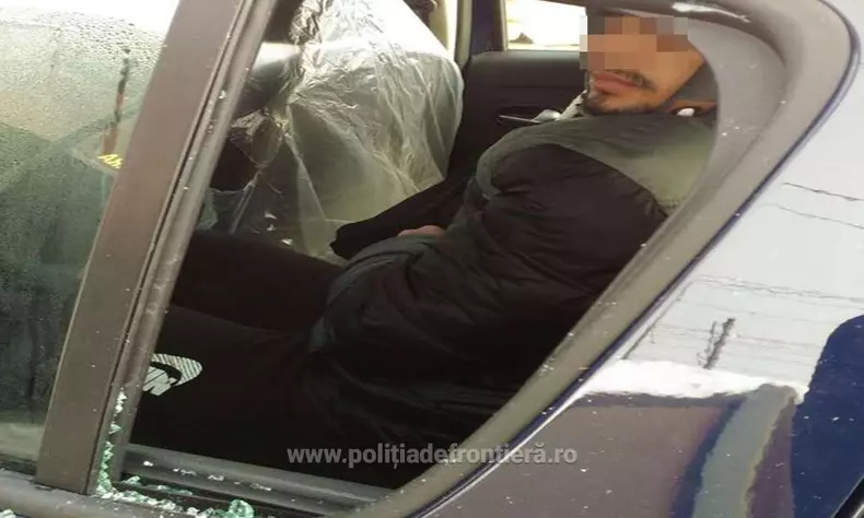 Doi migranți, găsiți într-o mașină încărcată pe platforma unui tren în Arad (4)