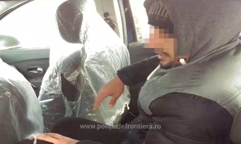 Doi migranți, găsiți într-o mașină încărcată pe platforma unui tren în Arad (5)