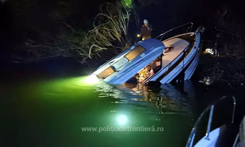 Trei persoane care pescuiau au fost salvate din barca pe jumătate scufundată pe brațul Chilia. Foto: Politia de Frontiera