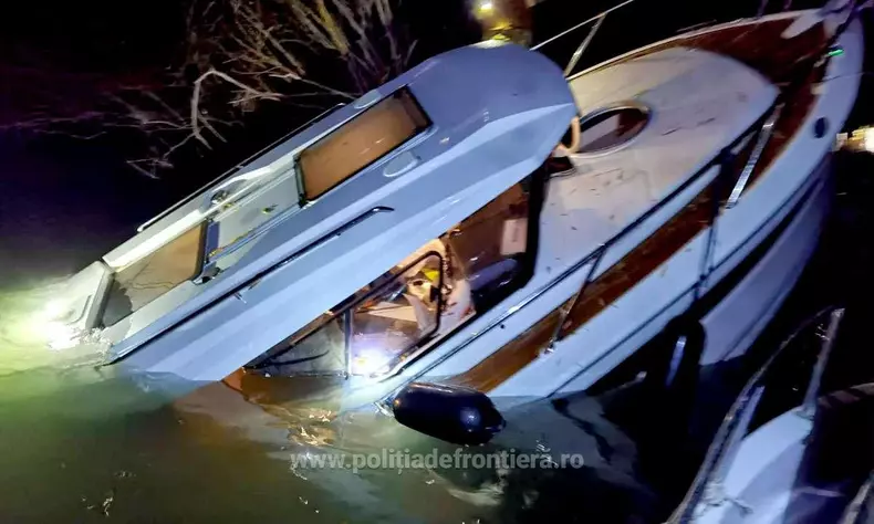 Trei persoane care pescuiau au fost salvate din barca pe jumătate scufundată pe brațul Chilia. Foto: Politia de Frontiera