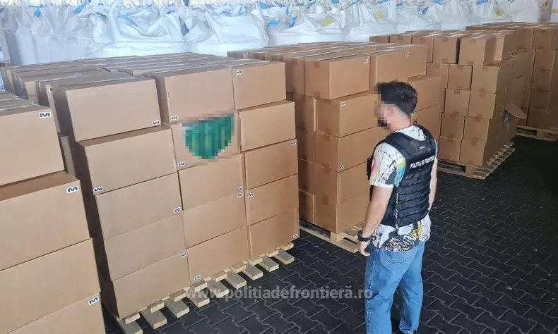 Peste 15 milioane de ţigarete, în valoare de aproximativ 4 milioane de euro, descoperite într-un container de către poliţiştii de frontieră. FOTO Poliția de Frontieră
