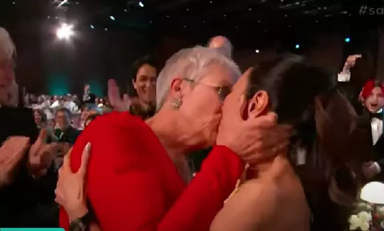 actritele-jamie-lee-curtis-si-michelle-yeoh-s-au-sarutat-2