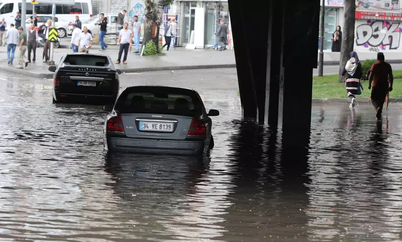 Istanbul inundat în urma ploilor torențiale