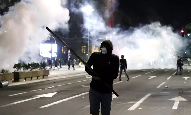 Proteste violente la Belgrad, în fața Parlamentului. Foto: EPA