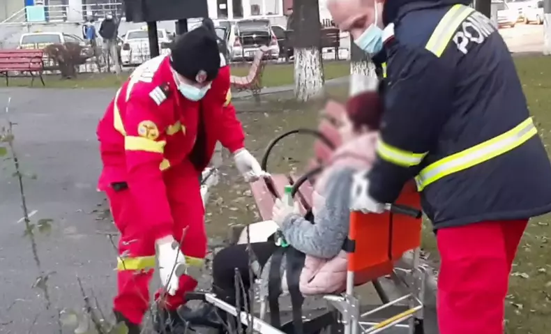 Urmele de sânge, în apropierea băncii pe care stăteau mama și fetița ei