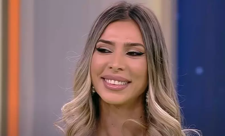 cine-este-cosmina-scaunasu-noua-asistenta-tv-de-la-acces-direct-3