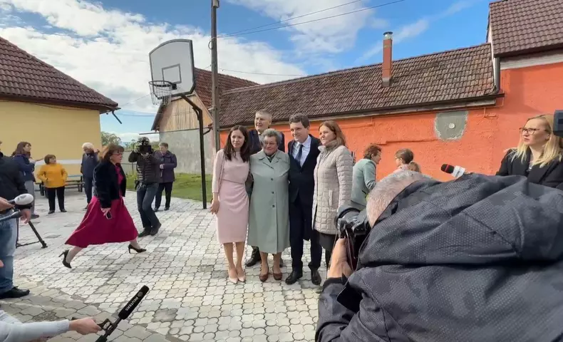 Mirabela Grădinaru și Nicușor Dan la secția de votare (8)