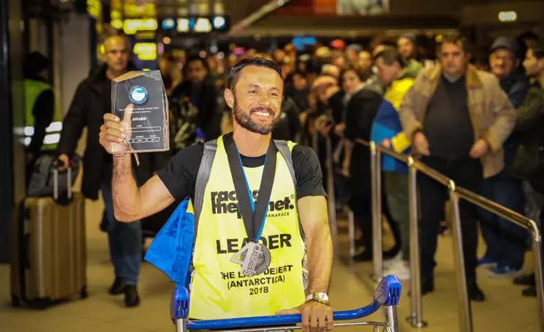 Iulian Rotariu la aeroport, la sosirea în țară după ce a participat la maratorul The Last Desert 2018, din Antarctica
