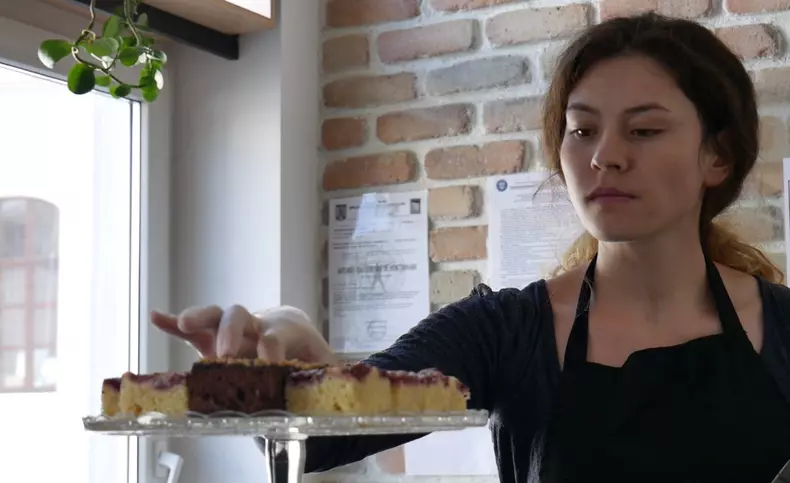 Un hostel și o cafenea au angajat copiii din centrele de plasament