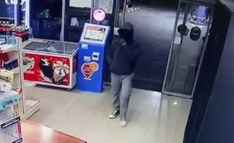 Jaf în 30 de secunde într-o benzinărie din Timişoara surprins video. Un bărbat cu cagulă şi cuţit a furat banii-3