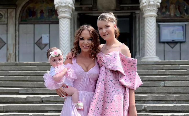 Andreea Antonescu și fetele sale