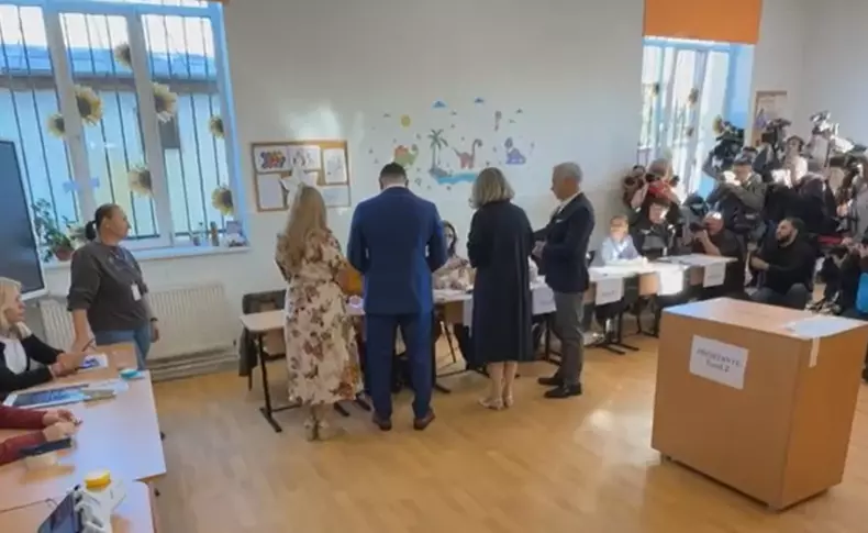 Cristela Georgescu la secția de votare (3)
