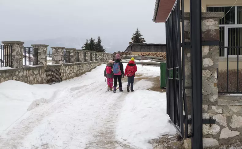 elevi intra in scoala fundata