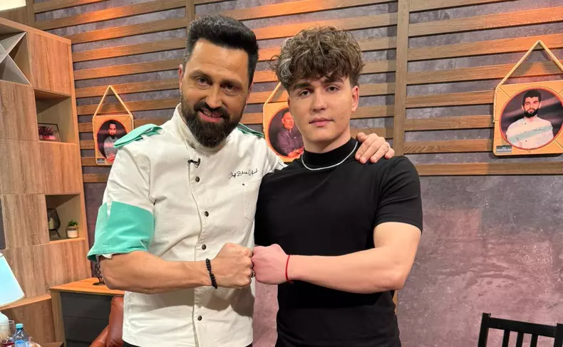 baiatul lui orlando zaharia angajat la restaurant