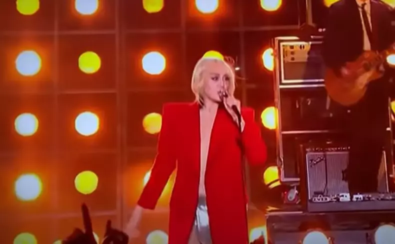 miley-cyrus-i-a-cazut-bluza-2