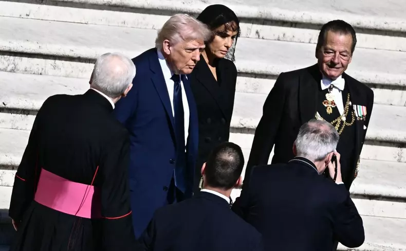 donald-trump-melania-trump-ceremonie-funeralii-papa-francisc-26-aprilie-2025