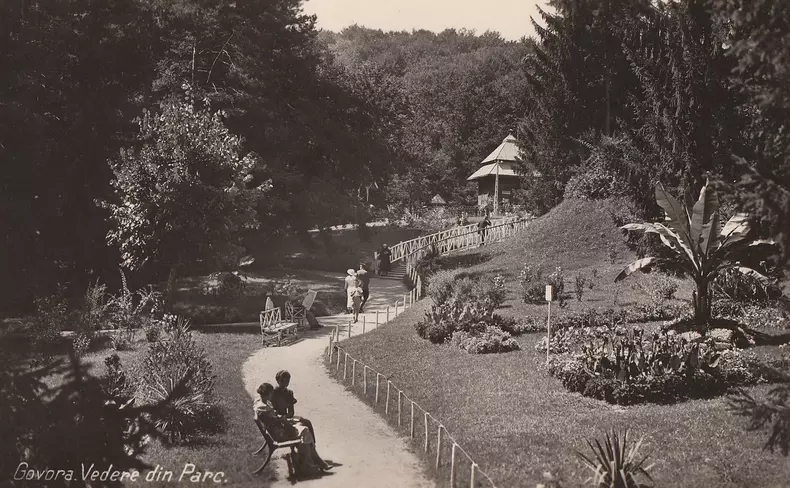vedere parc Govora-alee-cu-banci-si-oameni-spre-terasa-1930