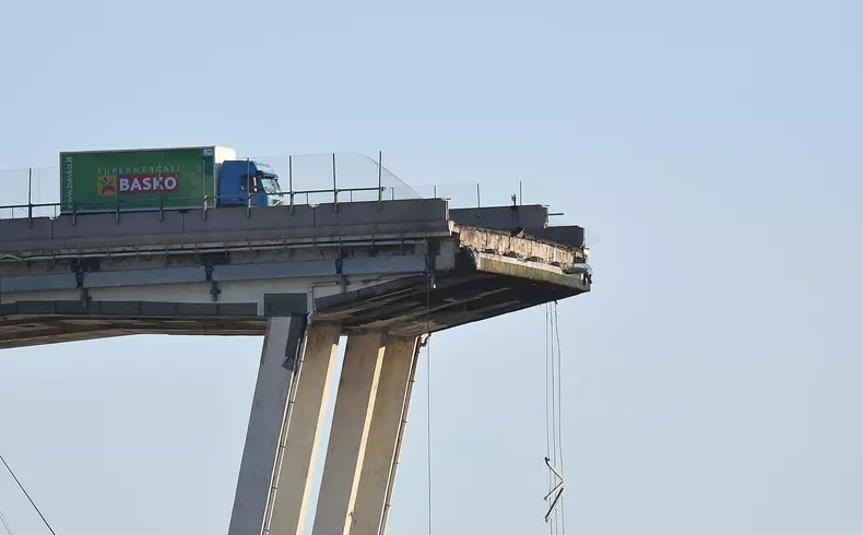 soferul care a oprit la cativa metri de podul prabusit in italia