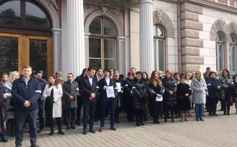Magistrații cer Guvernului să renunțe la actul normativ care modifică legile justiţiei.