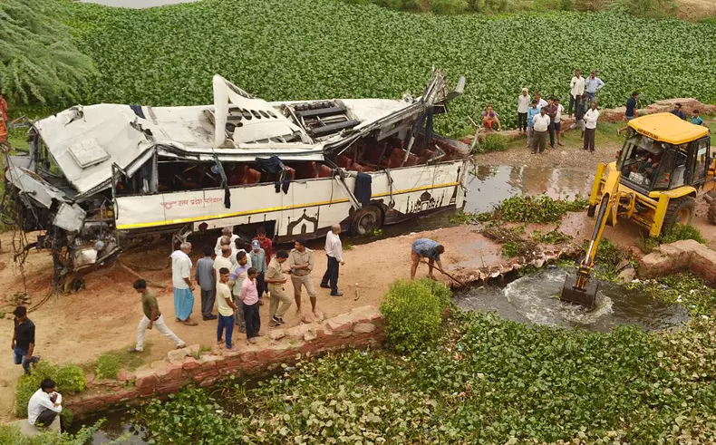 29 People killed in a bus accident near Agra, Uttar Pradesh, India
