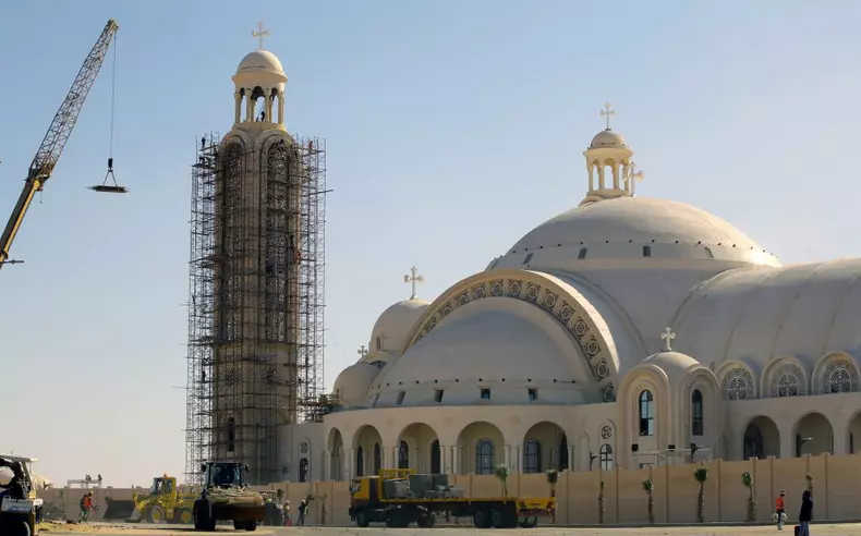 Egypt policeman killed defusing bomb near Coptic church