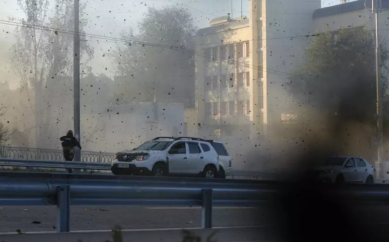 Several explosions hit the Ukrainian capital Kyiv
