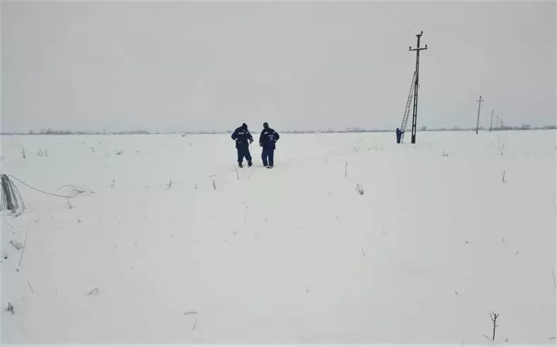 Zeci de localități au rămas fără curent electric din cauza vremii severe