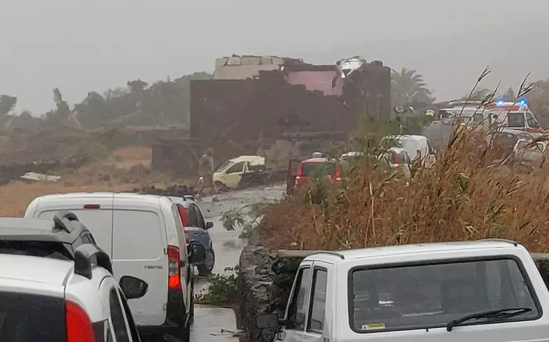 A tornado in Pantelleria kills 2 and injures 9
