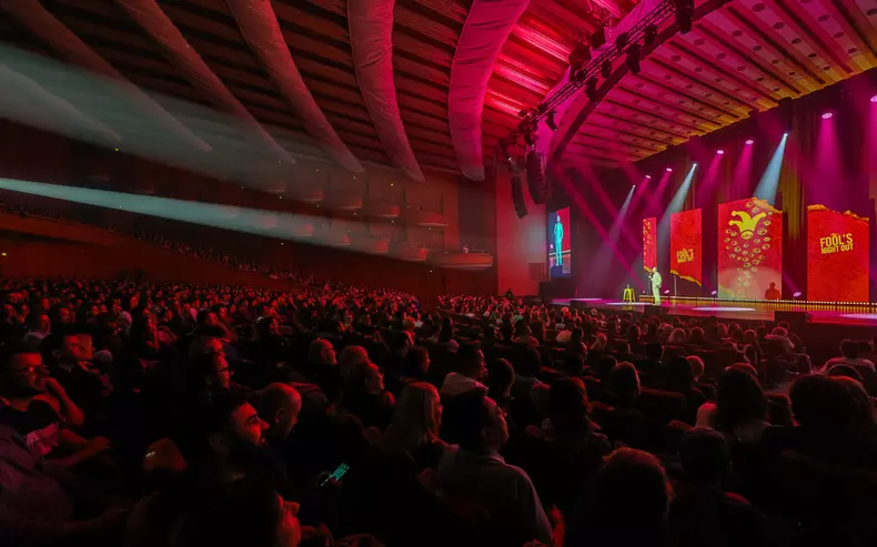 radu bucalae stand up comedy sala palatului scandalos fools night out 2025 (2)