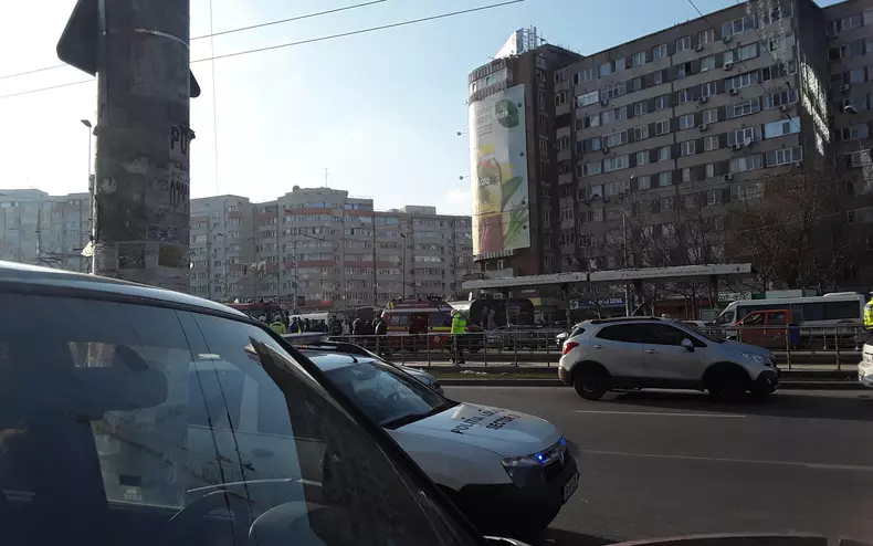 barbat cazut pe sine la pasajul Obor (1)