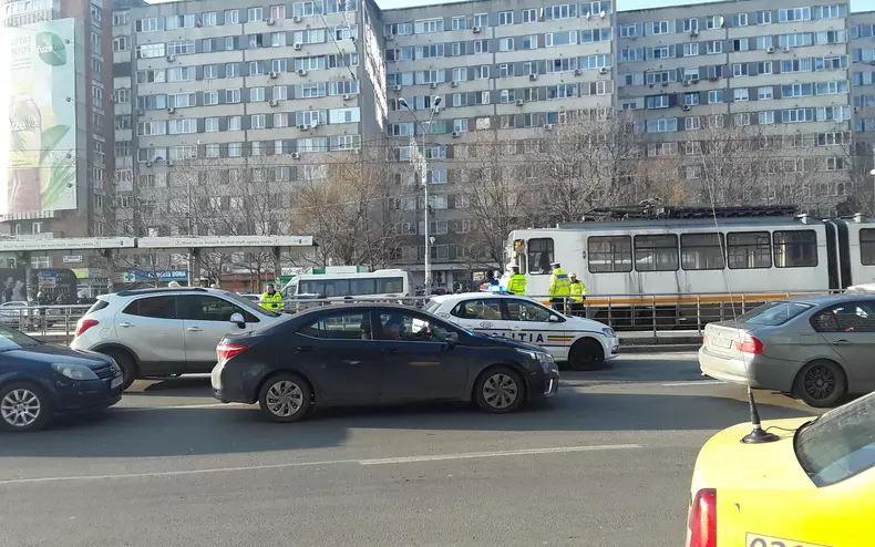 barbat cazut pe sine la pasajul Obor (3)