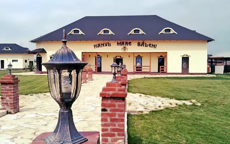 Hanul mare înainte să apară cortul (2015)