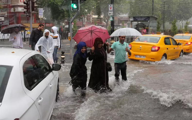 Istanbul inundat în urma ploilor torențiale