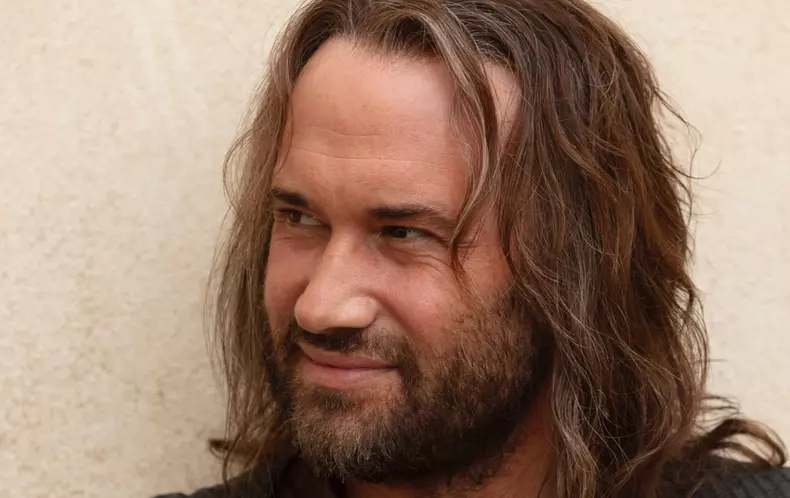 Mihai Bendeac, cu plete în filmul „Căsătoria”, care e regizat de el