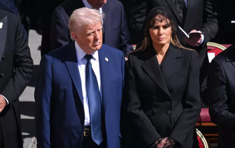 Donald Trump si Melania Trump funeralii Papa Francisc