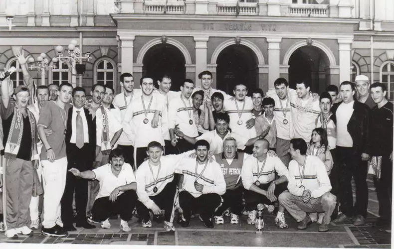 1 WEST PETROM 2002 - ALEXE, sus, al saselea de la stanga - fata, cea mica, de sub el