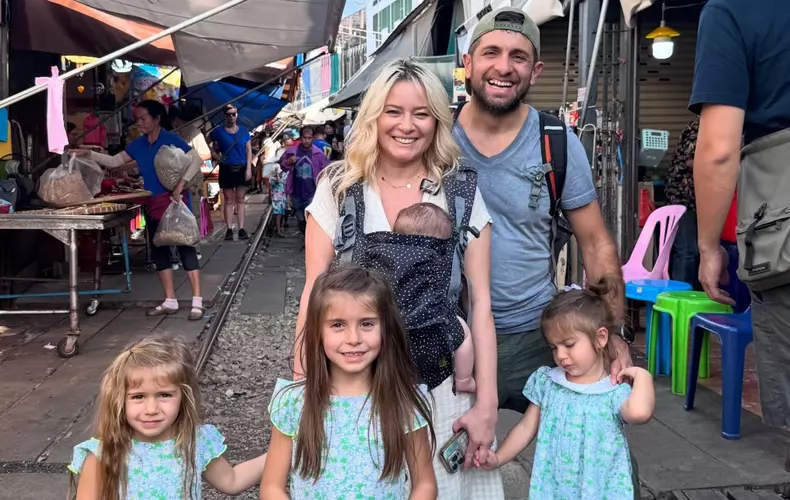 Laura Cosoi și familia