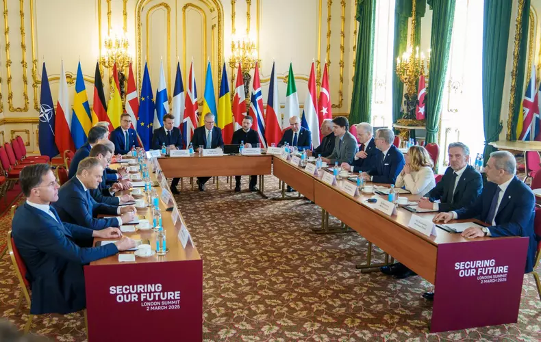 Ilie Bolojan a stat lângă Volodimir Zelenski la Summitul de pace de la Londra (4)