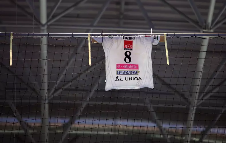 3 tricoul sala sus peluza fanilor IMG_0853