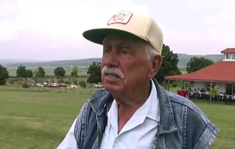 Paul Tomiță la aniversarea de 90 de ani, pe terenul de golf de la Pianu. Foto captura video youtube1
