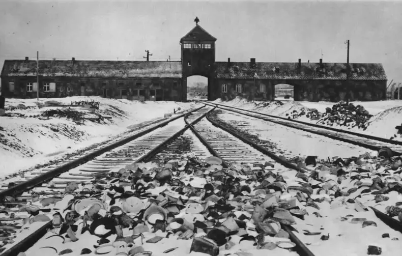 Auschwitz-Birkenau_EPA_5.jpg