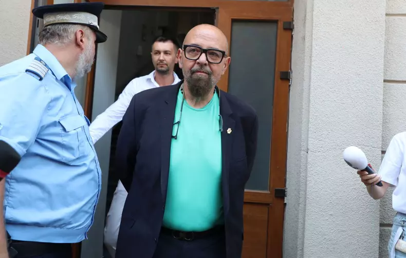 Momentul în care Cristian Popescu Piedone, seful ANPC, paraseste sediul DNA, după audieri