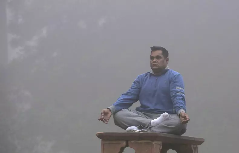 New Delhi struggles with heavily polluted air