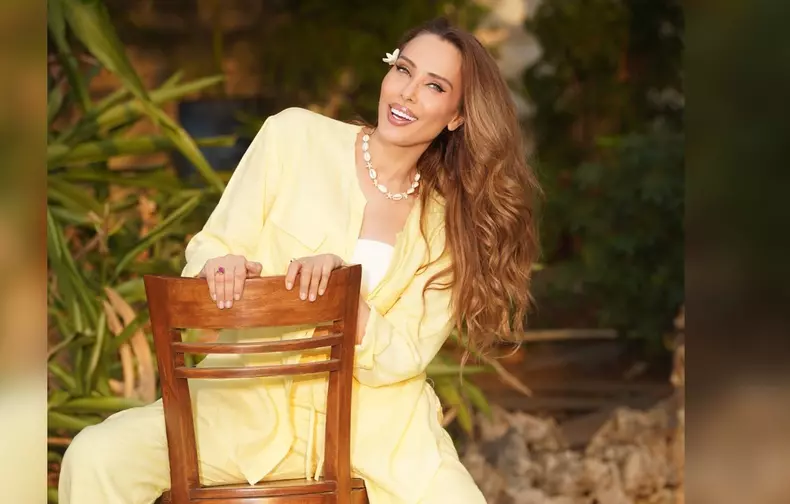 Iulia Vantur sedinta foto pe scaun