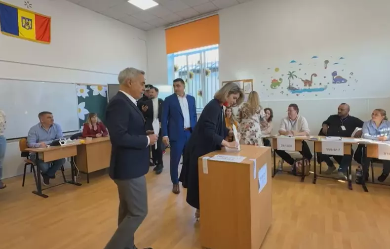 Cristela Georgescu la secția de votare (2)