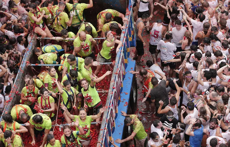 Aproximativ 22.000 de oameni s-au bătut cu roșii la celebrul festival Tomatina