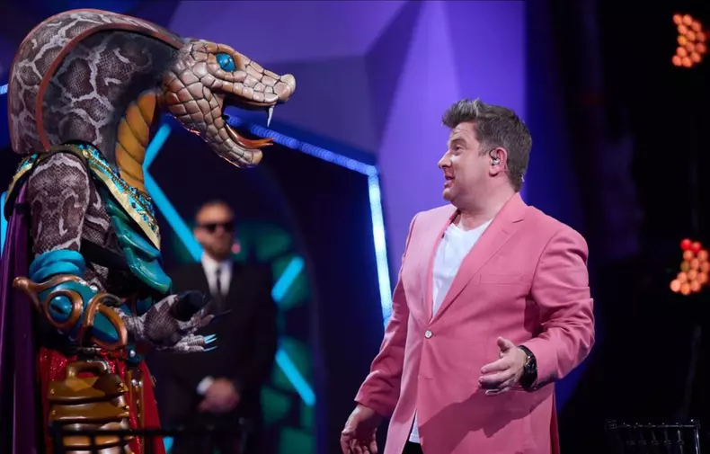 cine-este-sarpele-de-la-masked-singer-1