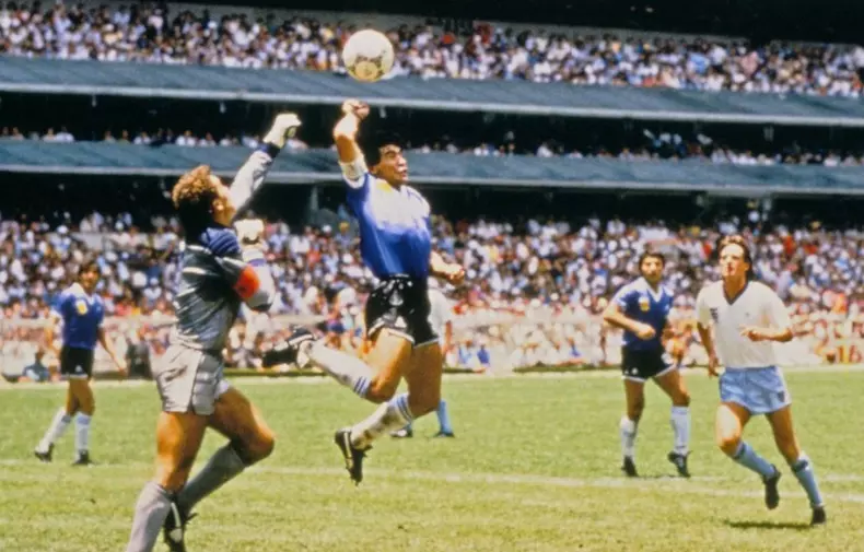 Momentul în care Maradona lovește mingea cu mâna și aduce egalarea pentru Argentina la meciul cu Anglia de la CM 1986 | Foto: Profimedia