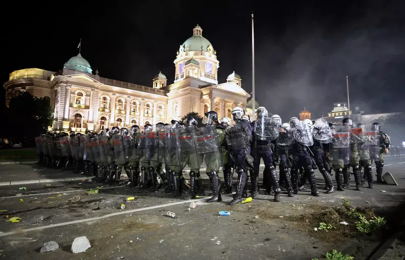 Proteste violente la Belgrad, în fața Parlamentului. Foto: EPA